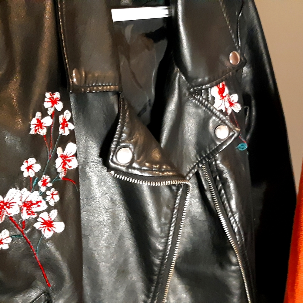 🌺Moving Sale!🪴 Embroidered Faux leather jacket